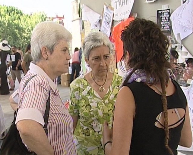 Una Joven Habla Con Dos Mujeres Mayores En La Acampada Sevillana.