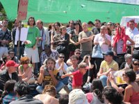 Almuerzo en Plaza Catalunya con 100 kilos de comida para centenares de comensales