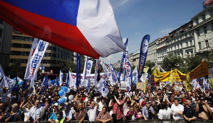 Miles De Personas Se Concentran En Praga Contra Reformas Del Gobierno