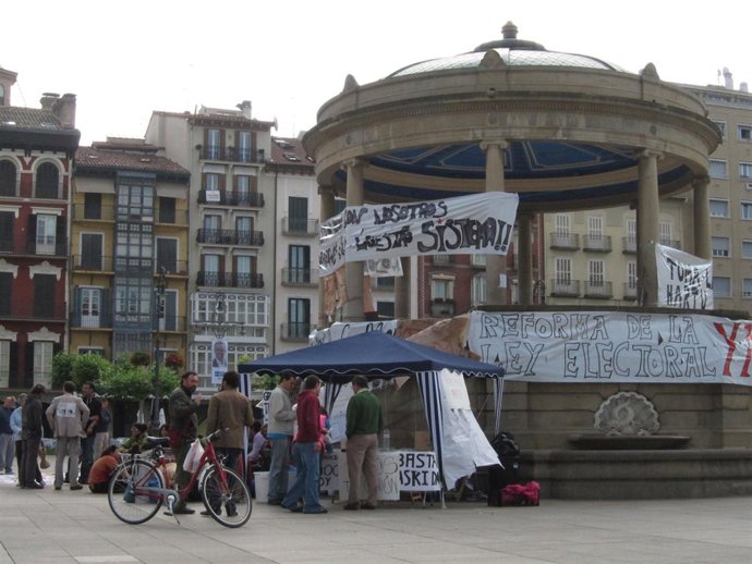 Algunos De Los Acampados En Pamplona Por "Una Democracia Real".