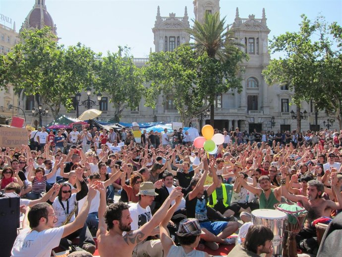 Los 'Indignados', Durante El Minuto De Silencio
