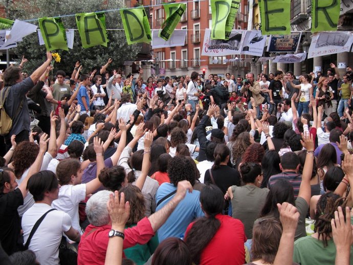 Votación Durante Una Asamblea Del Movimiento 15M