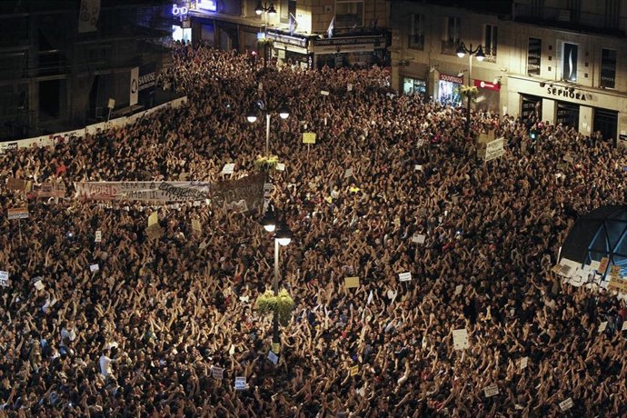 Miles de personas pasan la noche en la Puerta del Sol