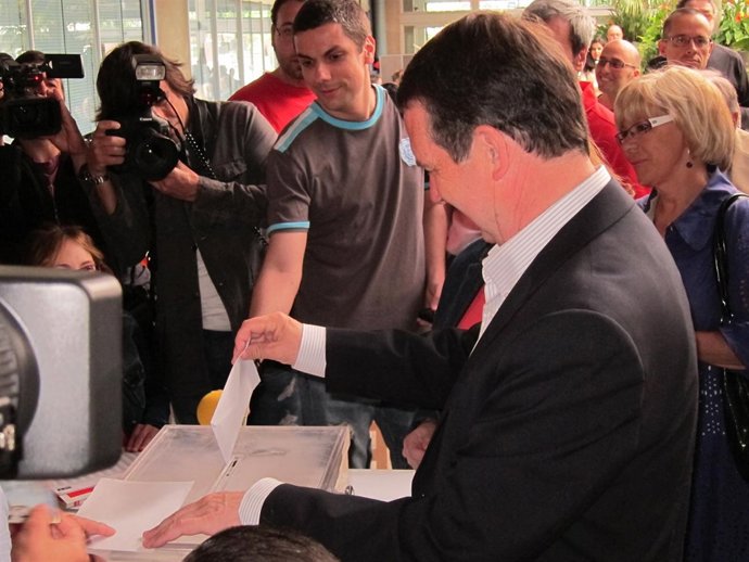 Abel Caballero Votando