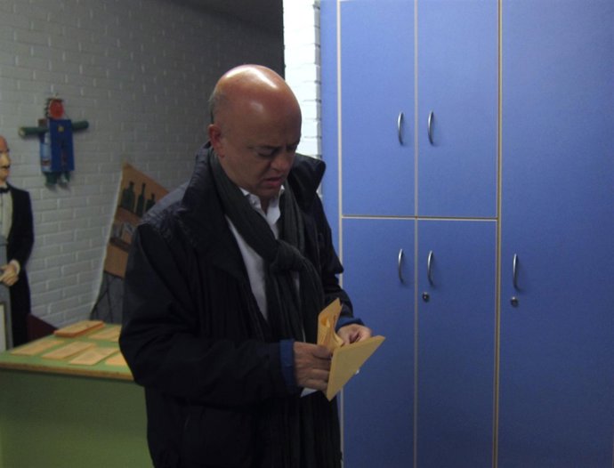 Odón Elorza Introduciendo Su Papeleta.