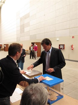 Javier Fernández Introduce Su Voto En La Urna.