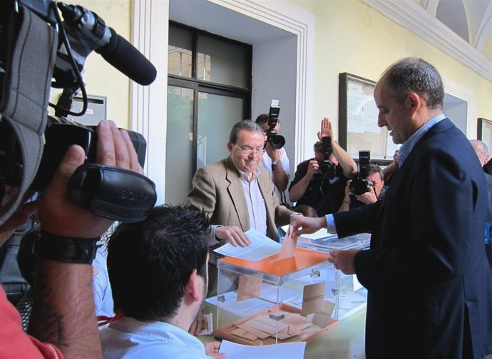 El Presidente De La Generalitta, Francisco Camps, Ejerec Su Derecho A Voto 