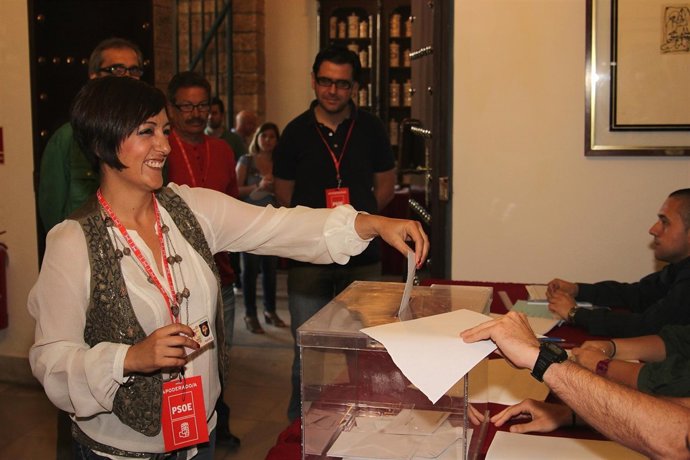 Marta Meléndez (PSOE) Votando En Las Municipales