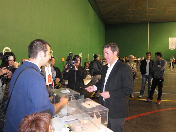 Roberto Jiménez, Votando En Las Elecciones Forales Y Municipales De 2011.