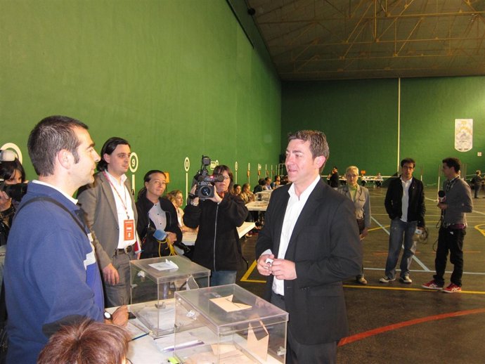 Roberto Jiménez Conversa Con El Presidente De La Mesa Electoral.