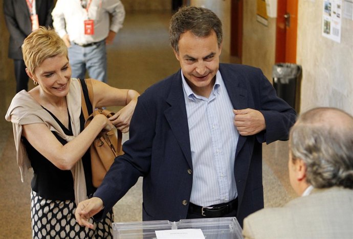 Jose Luis Rodríguez Zapatero Acude A Votar En Compañía De Su Esposa
