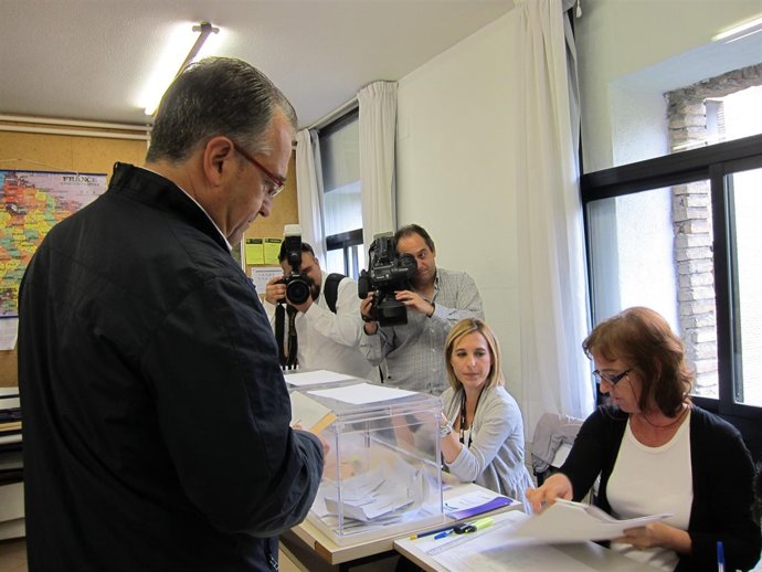 Enrique Maya Votando En Pamplona.