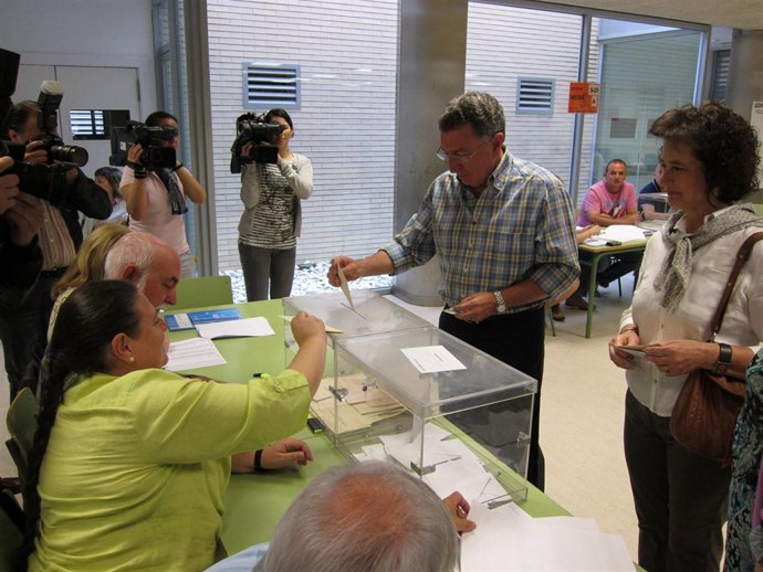 Tomás Santos, Candidato Del PSOE Al Ayuntamiento, Votando