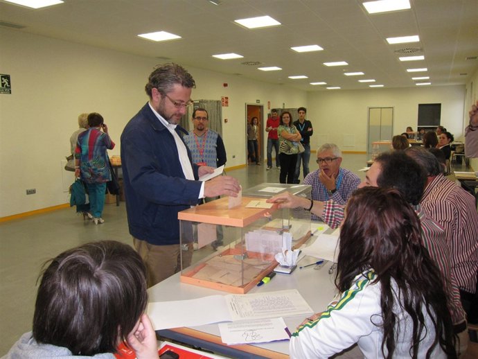 Julio Revuelta, En El Momento De Depositar Su Voto