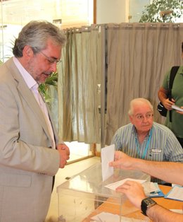 Sebastián Terrada (IU) Votando En Las Municipales De Cádiz