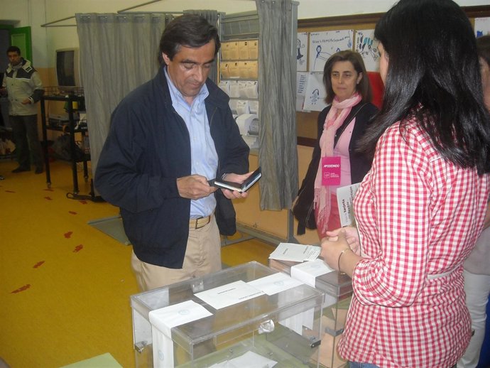 Ildefonso Calderón Votando. 