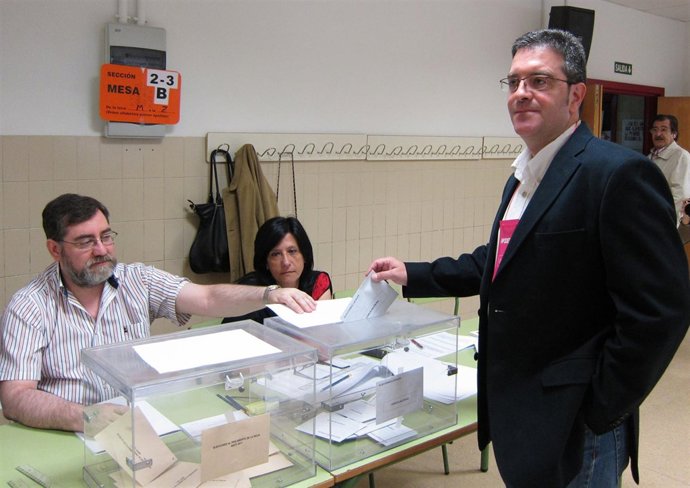 Julián San Martín, Candidato De Upyd Al Ayuntamiento De Logroño, Votando