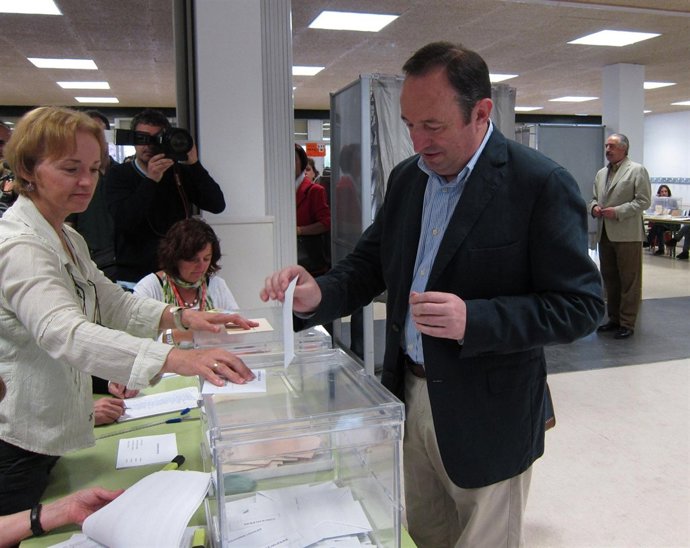 Pedro Sanz Ejerce Su Derecho A Voto 