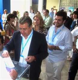 El Candidato Del PP, Juan Ignacio Zoido, Ejerciendo Su Derecho Al Voto