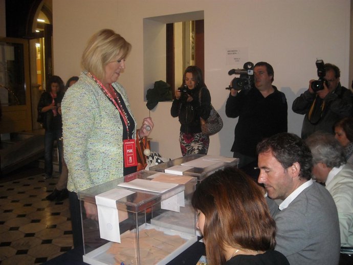 Gómez Morante Votando En Torrelavega. 