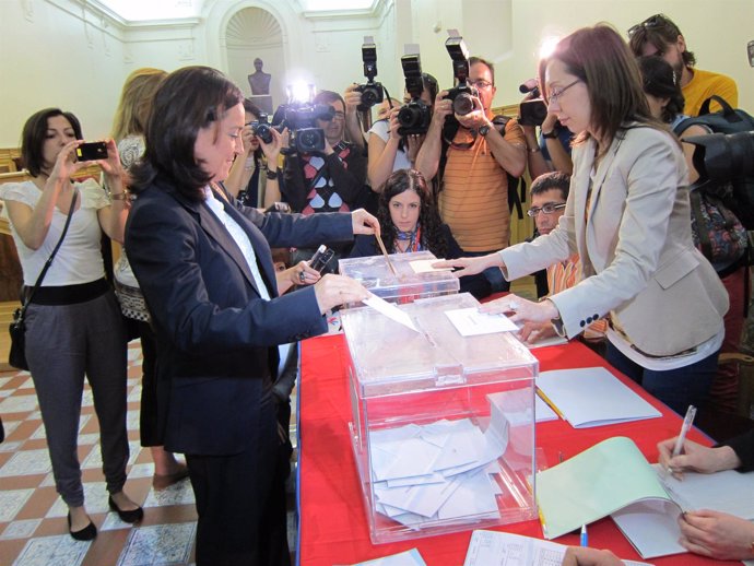 Paloma Barredo Vota En El Ayuntamiento
