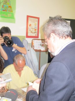 Ángel Pérez Votando