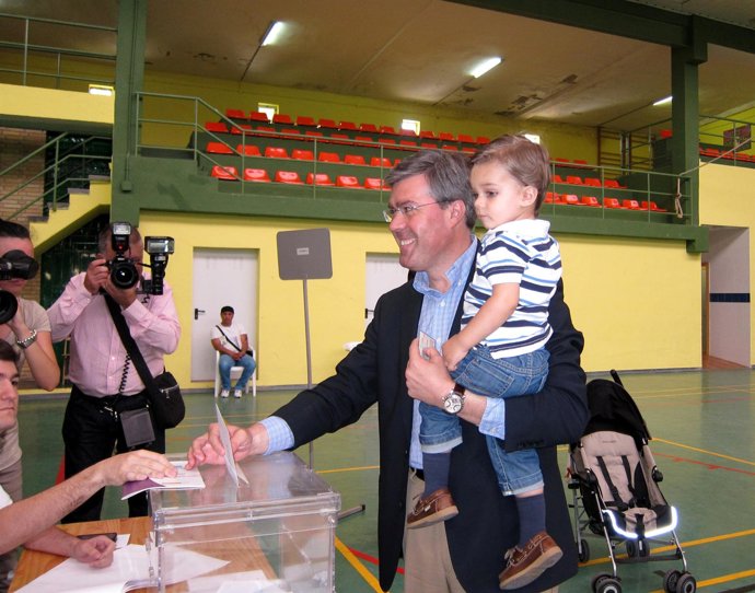 José Enrique Fernández De Moya Vota En La Salobreja Junto A Su Hijo.