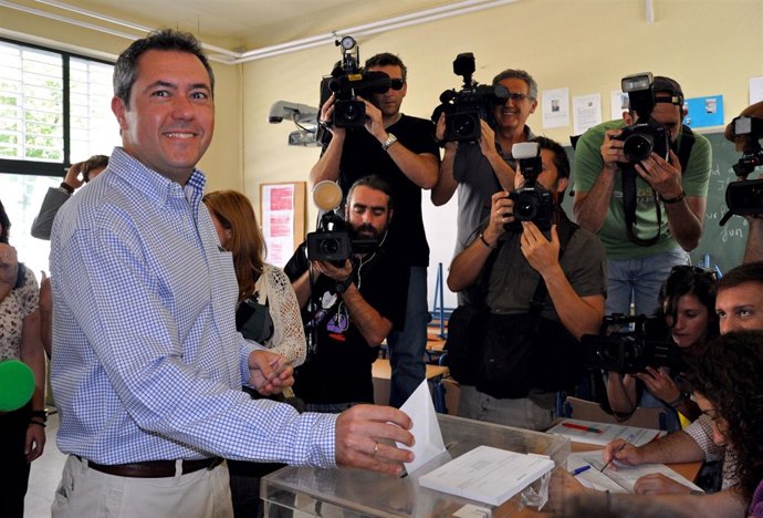 Espadas Ejerciendo Su Derecho A Voto