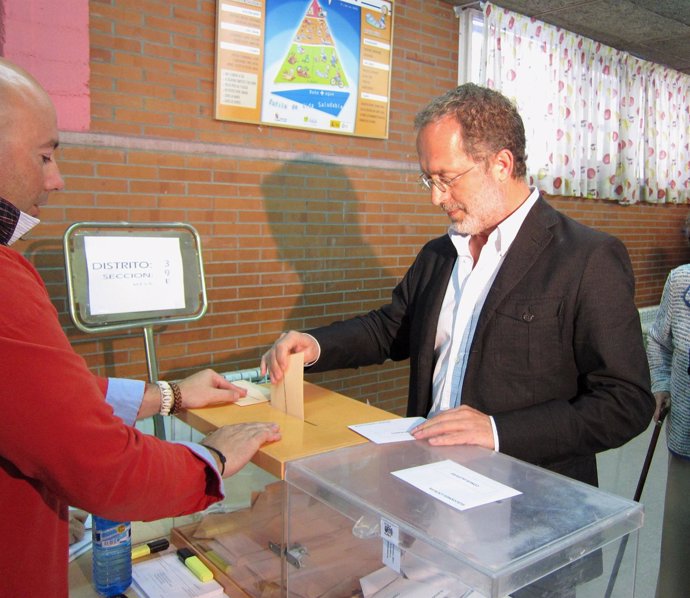 El Candidato De IU A La Alcaldía De Valladolid, Manuel Saravia, Votando