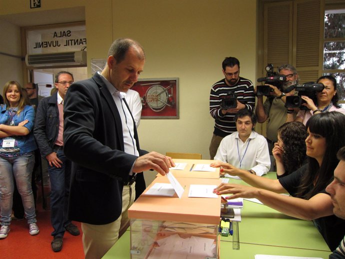Miguel González De Legarra, Candidato Del PR Al Gobierno, Votando