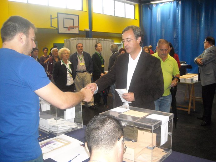 Pedro García Carmona Vota En Torrelavega. 