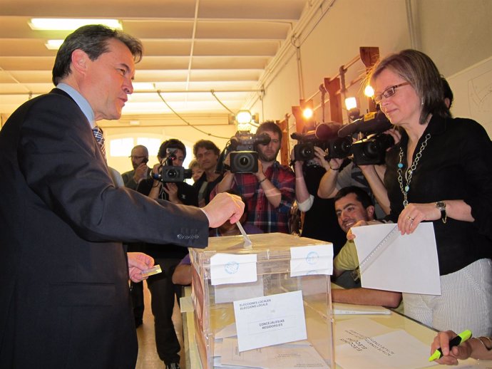 El Pte.De La Generalitat A.Mas Vota En Las Elecciones Locales 2011