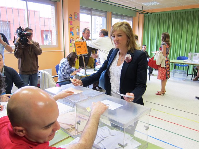 Isabel Pérez-Espinosa Vota En Su Colegio Electoral.