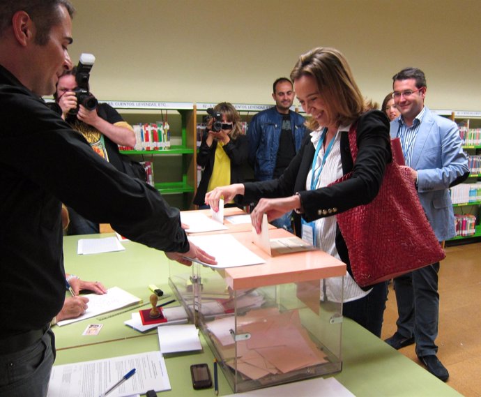 Cuca Gamarra, Candidata Del PP Al Ayuntamiento De Logroño, Votando