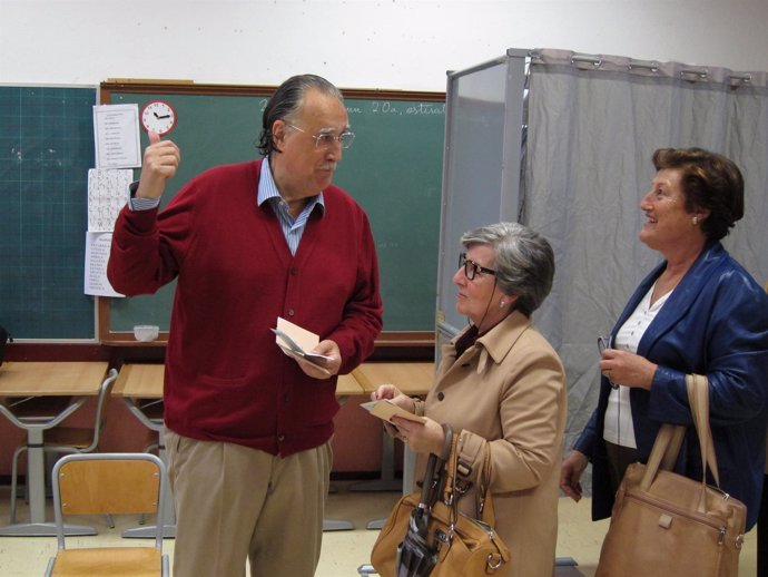 Azkuna Bromea Con Votantes En El Colegio Electoral