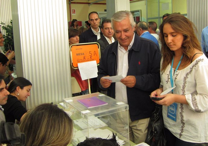 Javier Arenas Ejerce El Voto Junto A Su Hija Marta