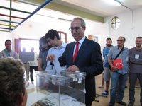 Moreno Brenes confía en que la participación sea "alta" y está convencido de que ganará "la Democracia"