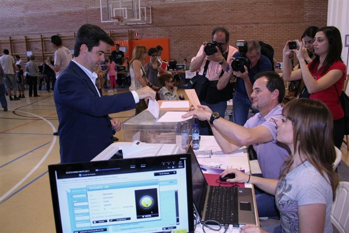 Luis Felipe En Su Colegio Electoral