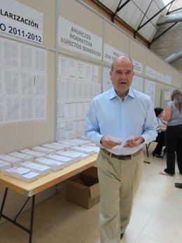 Chaves Momentos Antes De Ejercer Su Derecho Al Voto