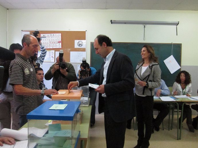 El Candidato Del PP, Ignacio Diego, Votando