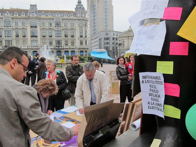 Varias Personas Introducen Sus Aportaciones Al Buzón De Opiniones