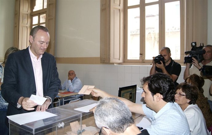 Alberto Fabra Ejerce Su Derecho A Voto