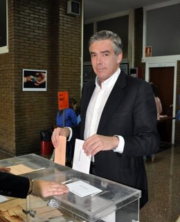 Fuentes Pila Votando