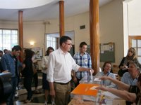 Morera (Compromís) asegura que con el voto "se puede ampliar la democracia formal y hacerla más real"