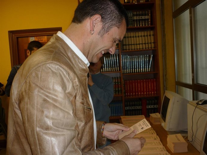 Rafael Palacios, En El Momento De Introducir Su Papeleta.