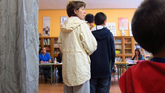 Gente Votando En Cantabria. 