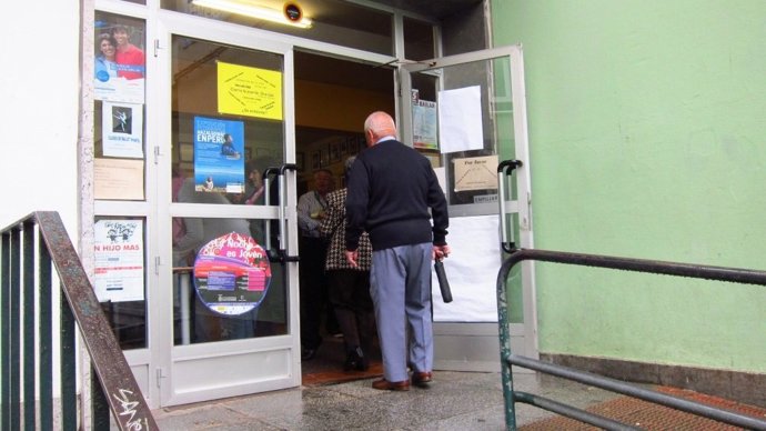 Gente Entrando En Los Colegios Electorales. 