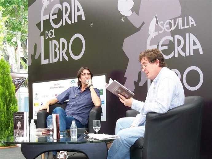 Luis García Montero Y Benjamín Prado En La Feria Del Libro