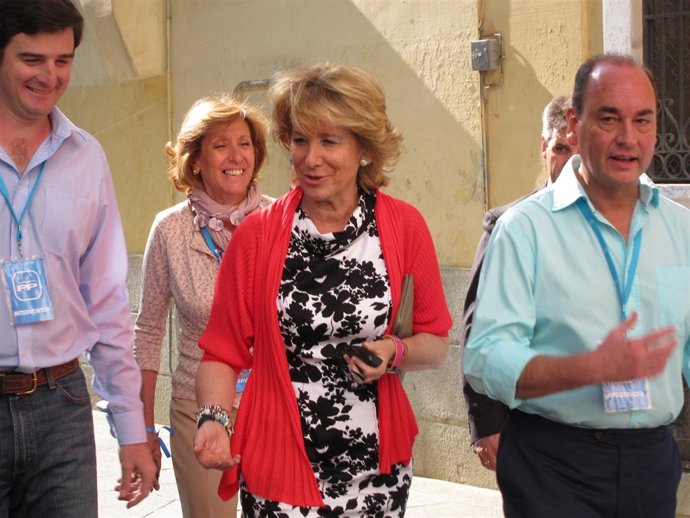 Esperanza Aguirre A Su Llegada Al Colegio Electoral Esta Mañana