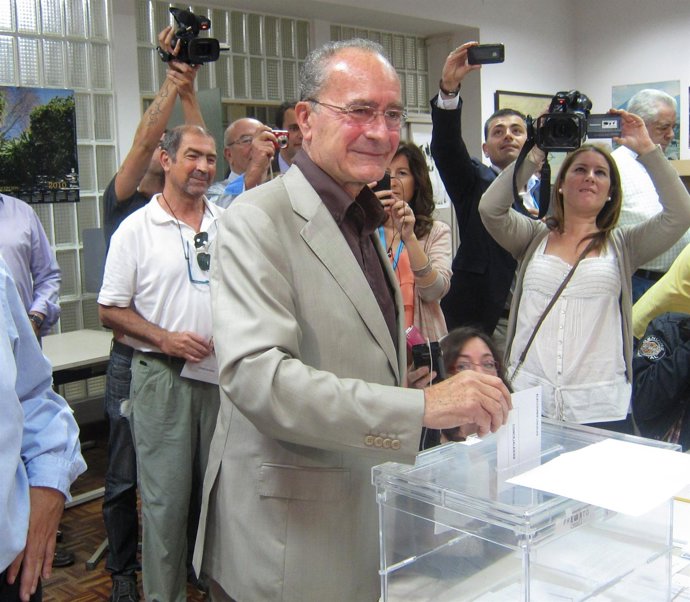 Francisco De La Torre Vota En Las Elecciones Municipales De 2011